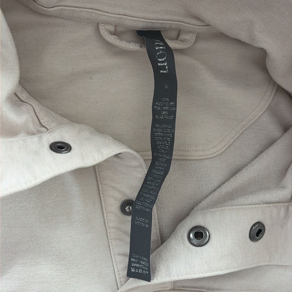 Women’s Vuori quarter snap pullover- $60 - Picture 2 of 4